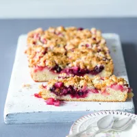 Kynutý rebarborový koláč s drobenkou