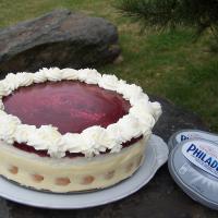 Jemný nepečený cheesecake s malinovou polevou Jemný nepečený cheesecake s malinovou polevou