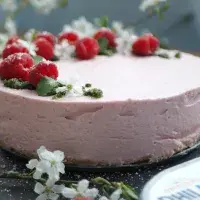 Nepečený malinový cheesecake s mátovo-bazalkovým cukrem