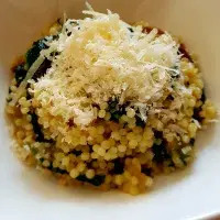 Tarhoňa s baby špenátem a sušenými rajčaty