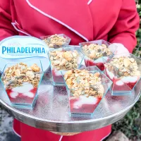 Obrácený nepečený cheesecake s medovou granolou