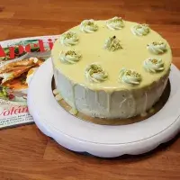Pistáciový dort s polevou z bílé čokolády