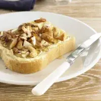 Chléb s medem a ořechny