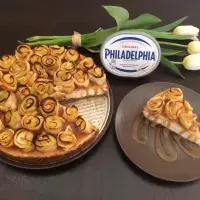 Cheesecake s jablečnými růžičkami zalitý karamelem Cheesecake s jablečnými růžičkami zalitý karamelem