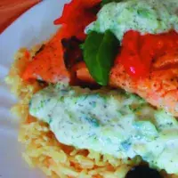 Losos s rajčaty a tzatziky