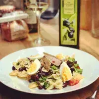 Těstovinový salát s fazolemi a tuňákem