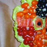 Zeleninová mísa s uzeným lososem a olivami