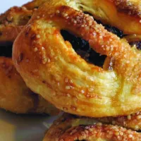 Anglické Eccles koláčky s rybízem k čaji o páté. 