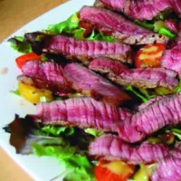  Kus hovädzieho (bravčového) v šalátovej postieľke