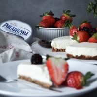 Smetanový cheescake s jahodami a pudinkem