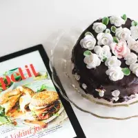 Piškotový dort zdobený mandlovými růžičkami.