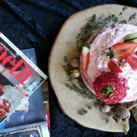 Makový dort s jahodovým krémem a tymiánem