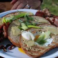 SELSKÝ CHLÉB SE ZAPEČENÝMI VEJCI