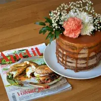 Dýňový dort s kořeněným sýrovým krémem a karamelem