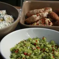 KRŮTÍ PLACIČKY, BRAMBORY SE SMETANOU, ŽAMPIONY A OKURKOVÁ SALSA