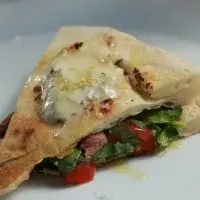 SENDVIČ S HOVĚZÍM MASEM A MODRÝM SÝREM