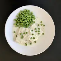 Rybí filé s nivovou omáčkou a máslovým hráškem