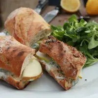 SENDVIČ S HRUŠKOU A MODRÝM SÝREM