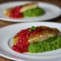 Mořský vlk se šalotkouvou salsou a hráškovým pyré