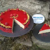 Pistáciový chesecake s malinami