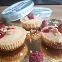 Mini cheesecakes s arašídovým máslem a malinovou omáčkou Mini cheesecakes s arašídovým máslem a malinovou omáčkou