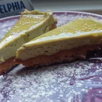 Matcha cheesecake s medem