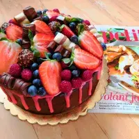 Nugátový dort s čokoládovou polevou a ovocem