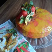 Kakaový dort s jahodami a dvěma krémy v zrcadlové polevě Kakaový dort s jahodami a dvěma krémy v zrcadlové polevě