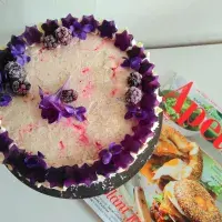 Svěží jarní dort s fialkami