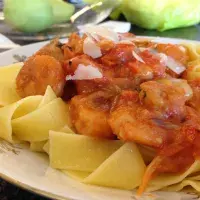 Pappardelle s krevetami a omáčkou z bílého vína a rajčat