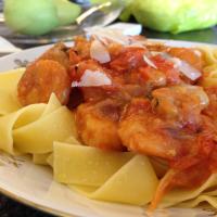 Pappardelle s krevetami a omáčkou z bílého vína a rajčat Pappardelle s krevetami a omáčkou z bílého vína a rajčat