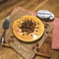 Cheesecake s pekanovými ořechy a slaným karamelem