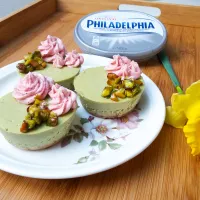 Zelené jarní minicheesecaky s čajem matcha a pistáciemi