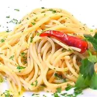 Špagety aglio olio peperonico Špagety aglio olio peperonico