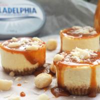 Minicheesecake se slaným karamelem a makadamovými ořechy