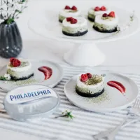 Mini cheesecaky se zeleným čajem a malinovým coulis