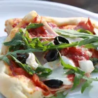 Domácí pizza s omáčkou s čerstvých rajčat