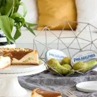 Cheesecake s pošírovanými hruškami a praliné polevou Cheesecake s pošírovanými hruškami a praliné polevou