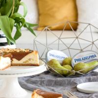 Cheesecake s pošírovanými hruškami a praliné polevou Cheesecake s pošírovanými hruškami a praliné polevou