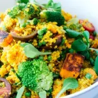 Salát ze sladkých brambor, kořeněné quinoy a brokolice