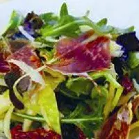 Ledový salát s rukolou a francouzskou vinaigrette