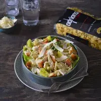 Caesar salát s těstovinami Creste di gallo Caesar salát s těstovinami Creste di gallo