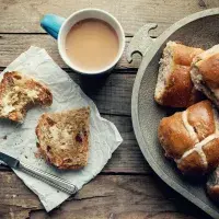 Britské hot cross buns: Jediné buchty, které se mají jíst teplé