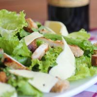 Příběhy tří slavných salátů: Waldorf, Niçoise a Caesar