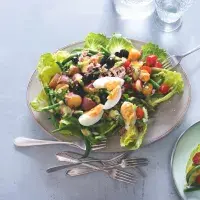 Tradiční salát Niçoise Tradiční salát Niçoise