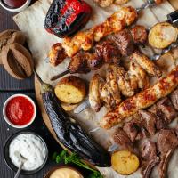 Maso na špejli: šašlik, ražniči, kebab nebo špíz?