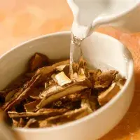 Jak dále využít vodu z namočených hub?