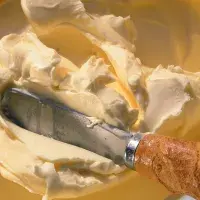 Kouzlo změklého másla: Jak rychle přimět máslo k rovnoměrnému změknutí