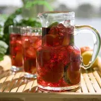 Užijte si lahodnou sangrii, dokud je teplo. Připravit ji je snadné a rychlé