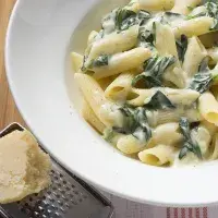 Těstoviny se smetanou, špenátem a sýrem